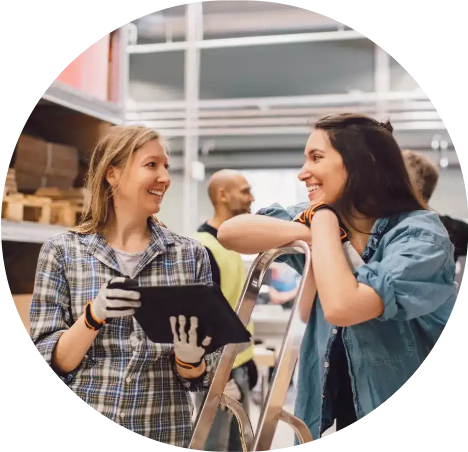 To lageransatte i hyggelig samtale på jobben.