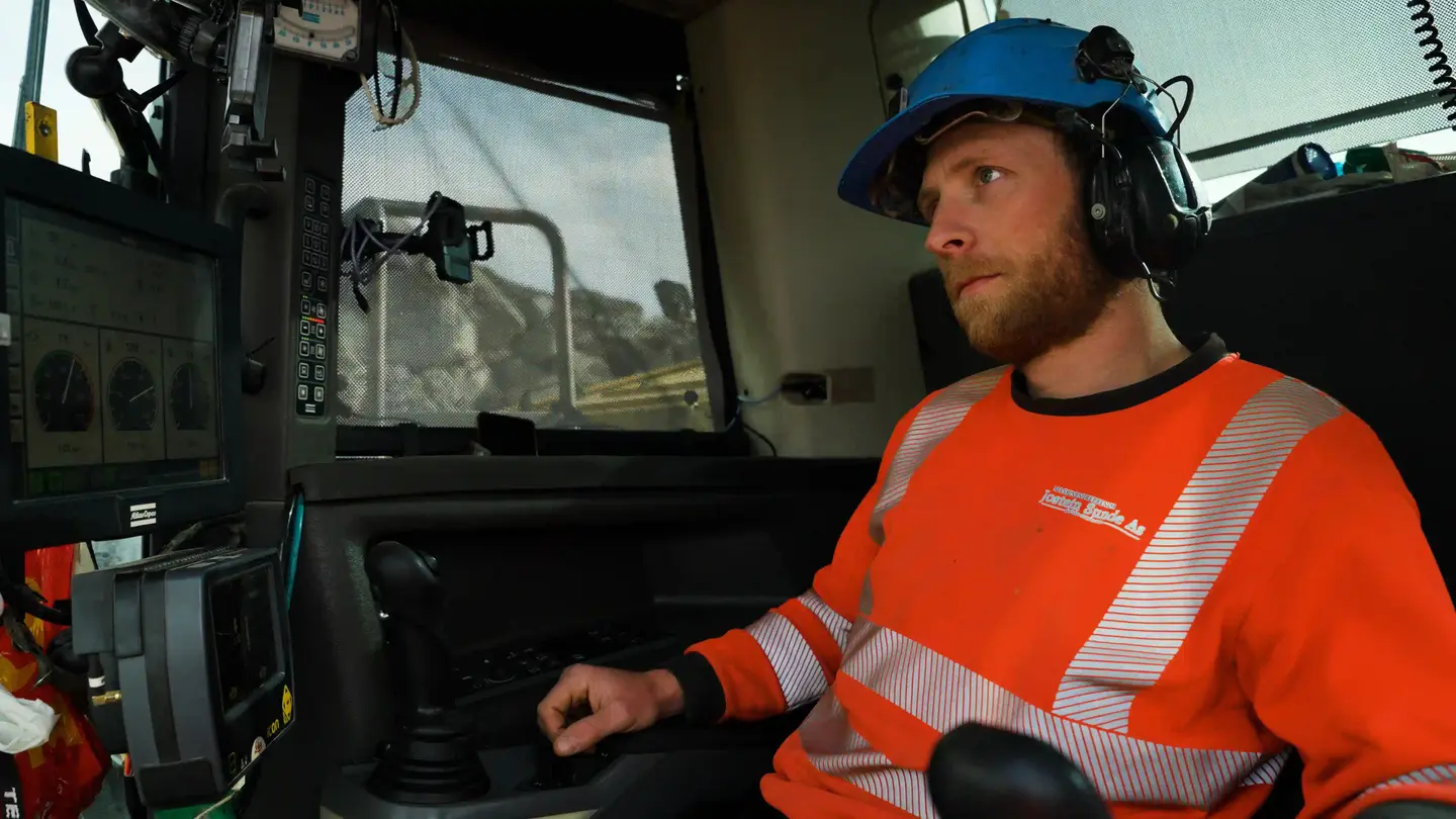 Espen Eikås har jobbet med steinknusing i nesten 15 år. Han har et bevisst forhold til hvordan han kan minimere risikoen for å pådra seg kreft på grunn av kvartsstøv.