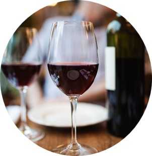 To vinglass og en flaske