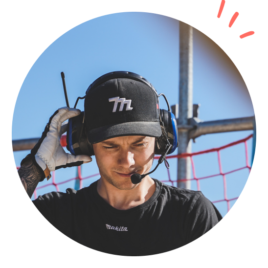 En mann på jobb med hørselvern