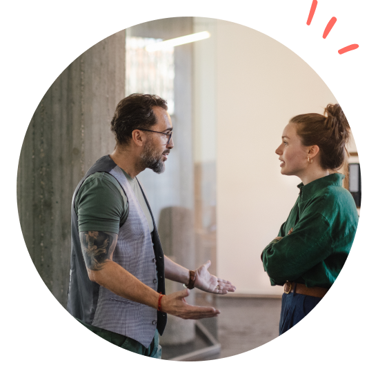 To personer står og diskuterer.