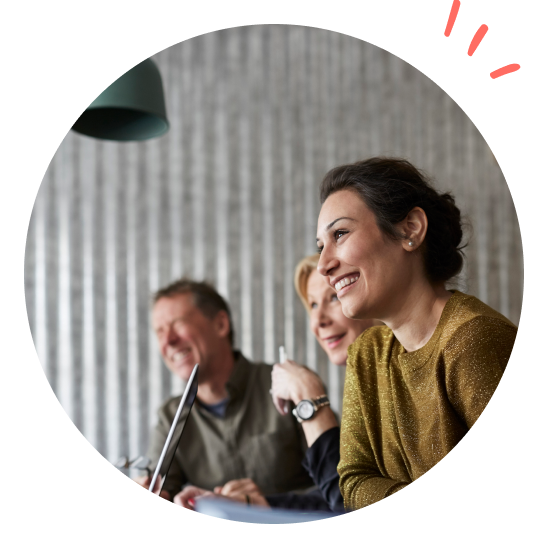 Mennesker sitter og følger med på foredrag.