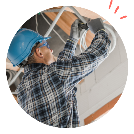 Mann som jobber med strømledninger.