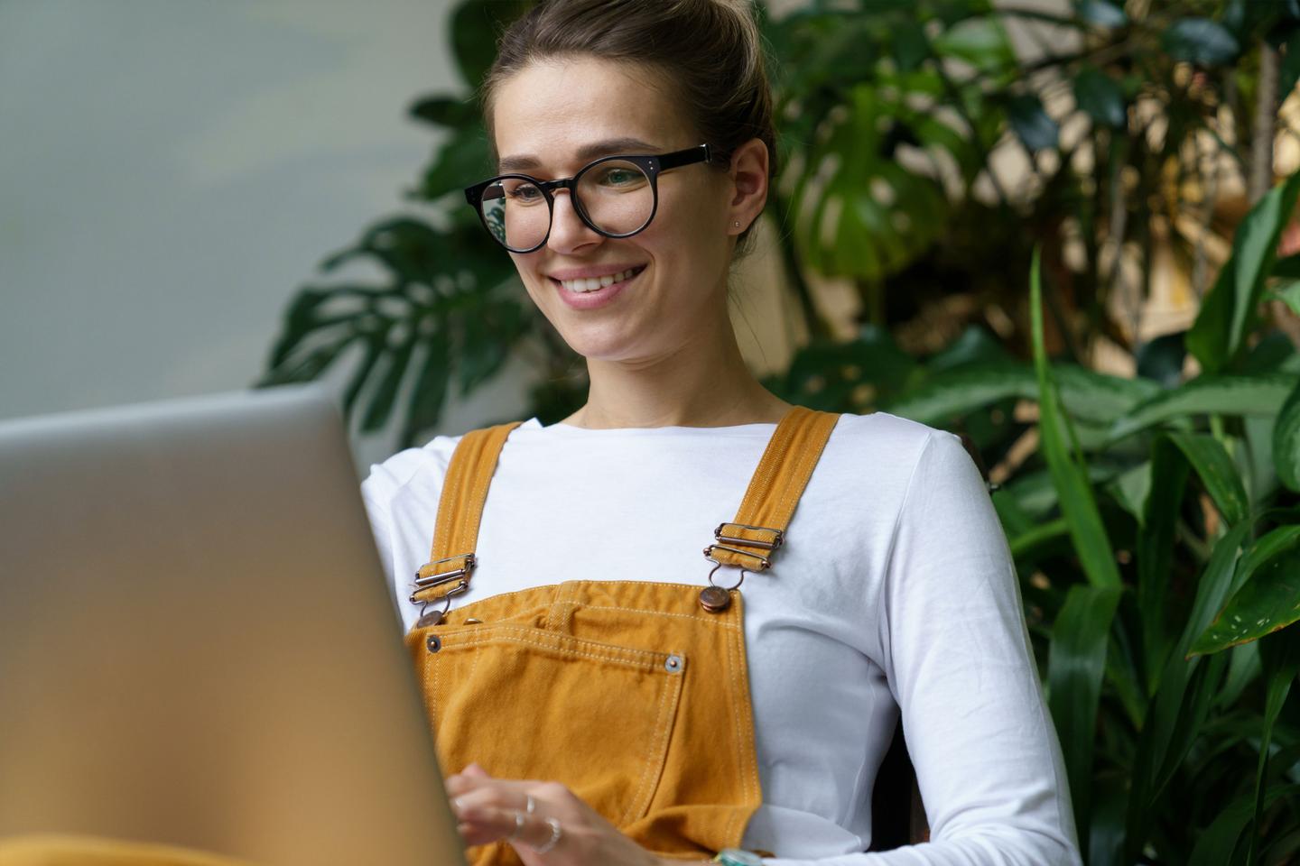 Person med laptop på fanget som sitter og ser på skjermen