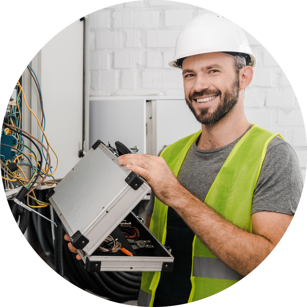 Elektriker som står ved sikringsboks