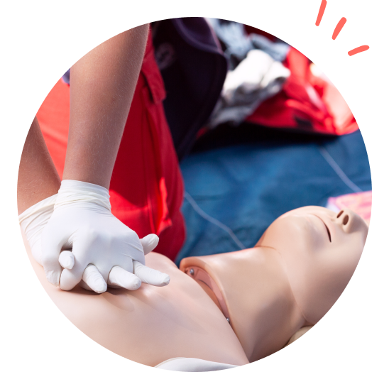 Hjertekompresjoner på førstehjelpsdukke.