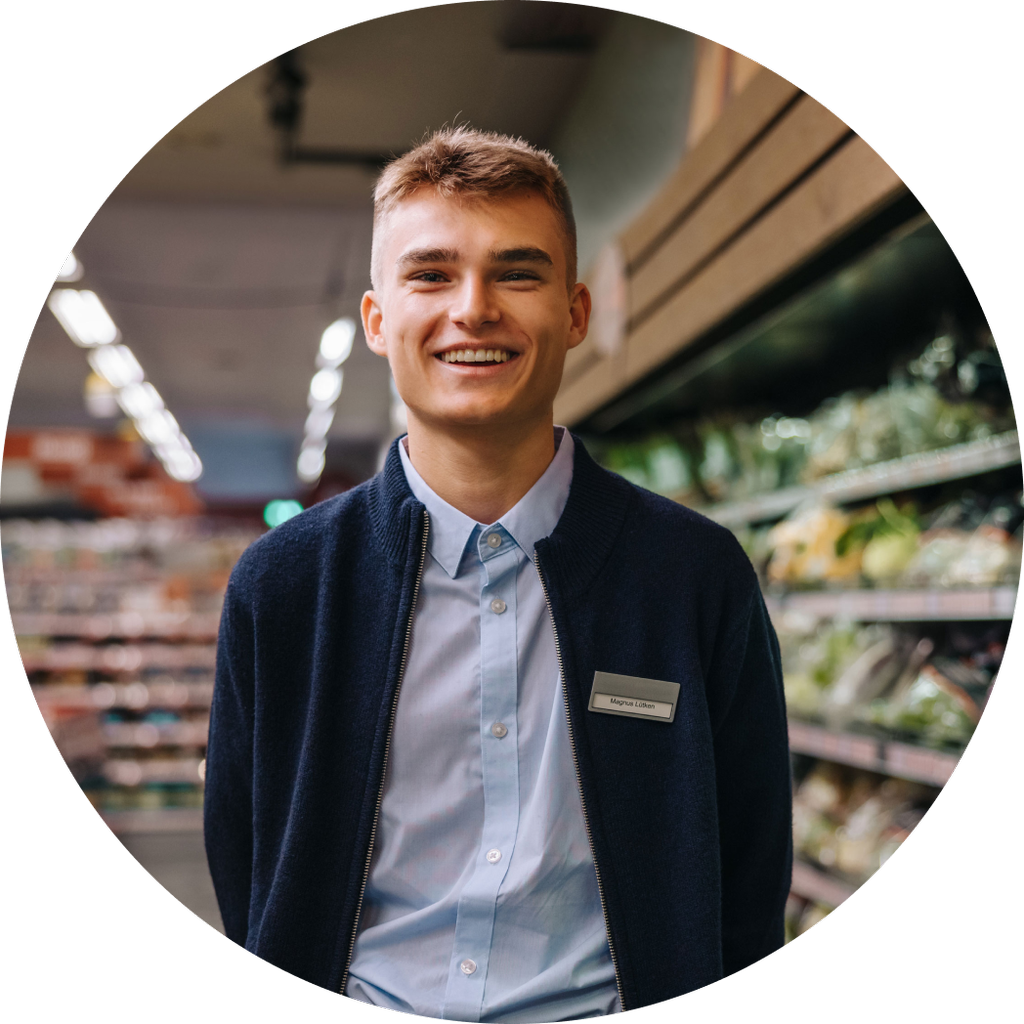 Butikkmedarbeider inne i matbuikk