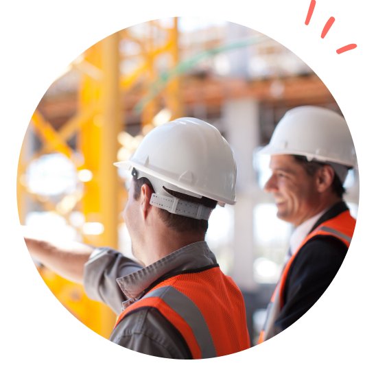 Arbeidere på byggeplassen med hjelm.