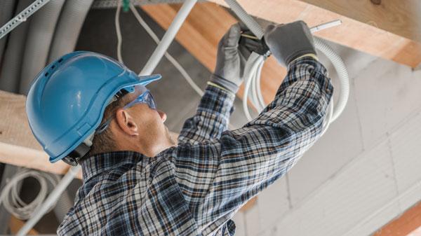 Mann som jobber med strømledninger.